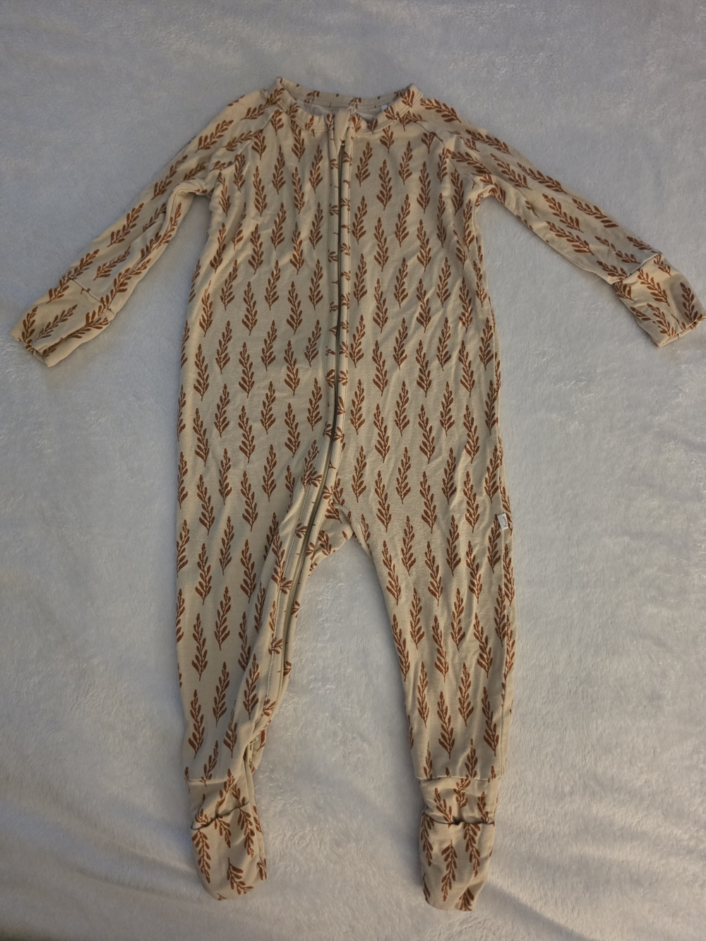 Brave Little Ones Beige Leaf-Print Bamboo Zippy 3-6m